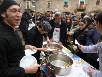 L'organització va vendre 3.300 tiquets per a la degustació de fesols que es va celebrar a la plaça porxada. J.C