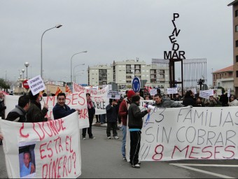 Els treballadors de la tèxtil Gallostra de Pineda es manifesten aquest matí pel barri del Poblenou. T.M