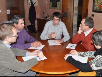 Reunió de l'alcalde i regidors amb l'eurodiputat Andrés Perelló. EL PUNT AVUI