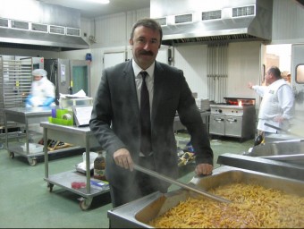 Quirze Salomó, president executiu de Nostrum, a la cuina de l'empresa de plats per emportar-se.  A. AGUILAR