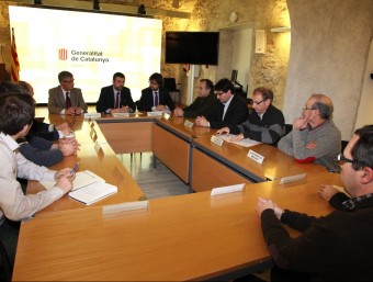 Santi Vila, ahir a la seu del govern a Girona, entre Eudald Casadesús i Ricard Font, es va reunir amb alcaldes de la Selva i el Gironès JOAN SABATER