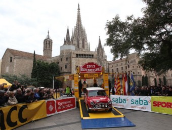 Un Mini de fa 50 anys, en la sortida de Barcelona del Montecarlo Històric del 2013 MIQUEL ROVIRA