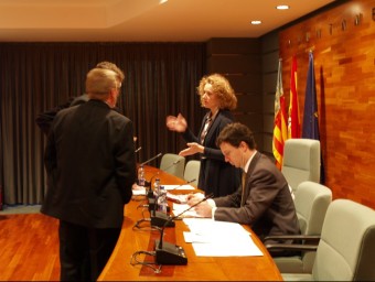 L'alcaldessa de Torrent intercanvia opinions amb els síndics portaveus de l'oposició. ESCORCOLL