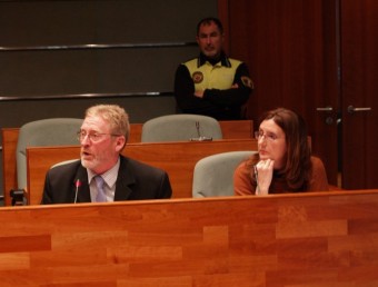 Vicent Beguer intervé des del seu escó al plenari de l'Ajuntament. ESCORCOLL