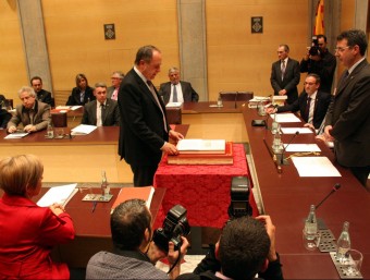 El nou president de la Diputació de Girona, Joan Giraut, jurant el càrrec en el ple d'aquest dimarts ACN