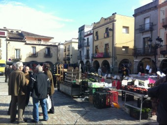 La plaça porxada d'Amer, on es fa el mercat setmanal cada dimecres. NURI FORNS