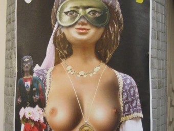 El polèmic cartell de Carnestoltes de Caldes d'Estrac amb la geganta Fàtima que ensenya els pits. ARXIU