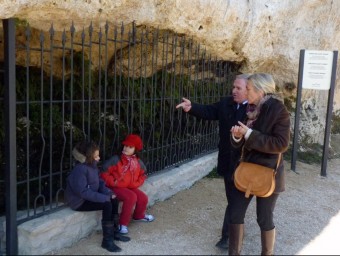 Visita de l'alcalde i la directora general a les coves del Colomer ara fa un any. ARXIU