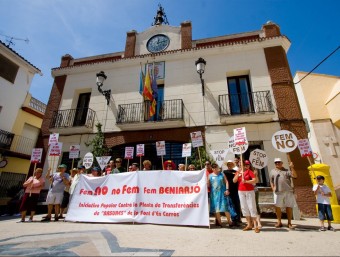 Manifestació a les portes de l'Ajuntament l'estiu de 2009. ARXIU