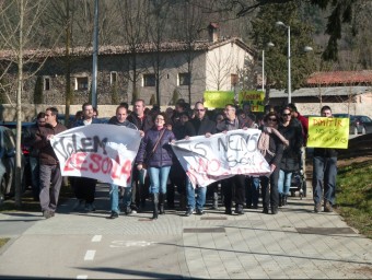 Un moment de la mobilització dels pares dels alumnes de la nova escola La Bòbila de les Preses. J.C