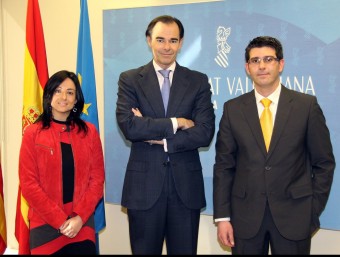 Rebeca Torró, Manuel Llombart i l'alcalde Jorge Rodríguez a la seu de la Conselleria. EL PUNT AVUI