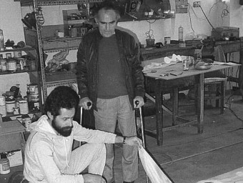 Fita, dret, revisant el 1985 les pintures per a les tramoies de l'‘Alique' ARXIU