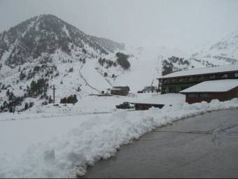 Una vista general de l'edifici central de l'estació d'esquí de la vall de Camprodon Vallter 2000 que ara ha acabat la temporada. J.C