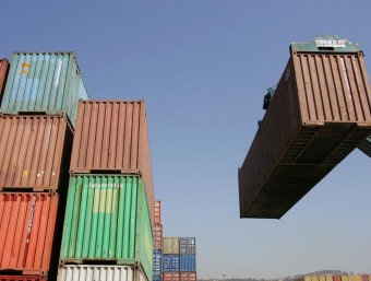 Un grup de contenidors al port de Barcelona  CRISTINA CALDERER