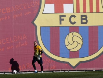 Víctor Valdés, en l'entrenament d'ahir al matí, a la ciutat esportiva del FC Barcelona FCB