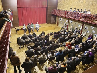 Una imatge de l'assemblea que e va fer ahir al vespre a la sala municipal de Bàscara. MANEL LLADÓ