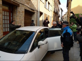 L'alcalde de sant Hilari, Robert Fauria, dijous passat pujant al vehicle del Servei de Vigilància Duanera. NURI FORNS