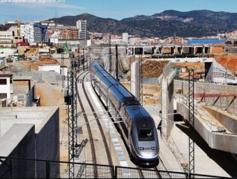 Un comboi francès d'alta velocitat circula per les vies del corredor en obres d'entrada de Sant Andreu durant les proves de funcionament i homologació. EL PUNT AVUI