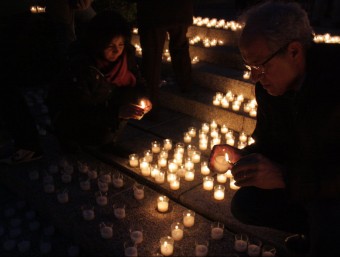 Les espelmes enceses omplen el monument al cardenal Vives i Tutó de Sant Andreu de Llavaneres. ACN/J.P