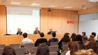 Xavier Xirgo, Lluís Martínez i Josep Madrenas durant la presentació de la Xarxa de Corresponsals Digitals a la Universitat de Vic, dijous passat JORDI MOLET / UNIVERSITAT DE VIC