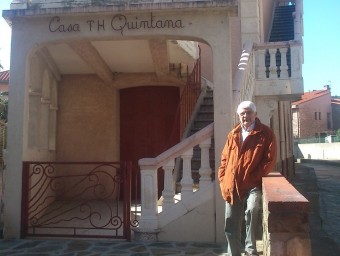 Xavier Febrés davant la casa Quintana de Cotlliure, on va morir Antonio Machado A.R