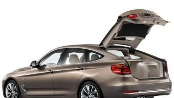 La porta posterior, de grans dimensions, s'obre i tanca automàticament.  BMW