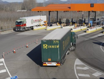 L'accés nord de l'AP-7 a Figueres només permet una part dels moviments als vehicles. LLUÍS SERRAT