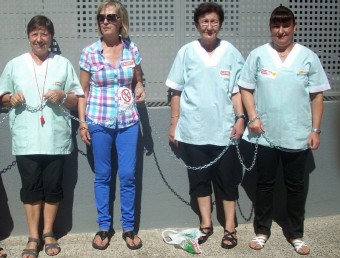 Treballadores de l'empresa Ecomed, encadenades davant la Tresoreria de la Seguretat Social de Girona per protestar pels impagaments de l'empresa.  ARXIU/IMMACULADA BOSCH