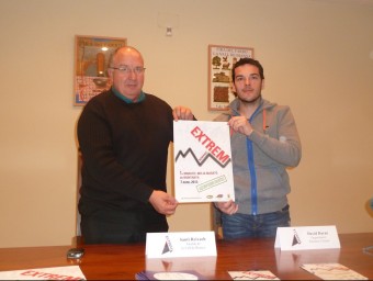 L'alcalde, Santi Reixach, a l'esquerra, i l'organitzador de la prova, David Darné, amb el cartell promocional. J.C