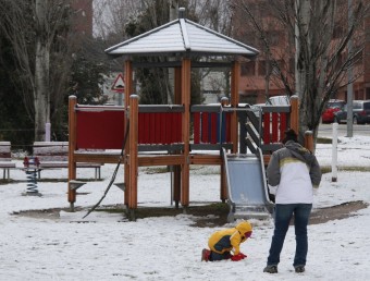 Un nen jugant a un parc d'Igualada ple de neu ACN