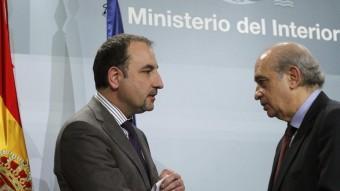 El conseller d'Interior de la Generalitat, Ramon Espadaler, saluda el seu homòleg espanyol, Jorge Fernández Díaz, aquest dilluns a Madrid EFE