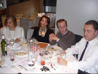 María José de la Ruelle, Ingrid Sartiau i Albert Solà, durant el dinar, amb el lletrat Jaume Pararols TURA SOLER
