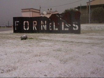 Una imatge d'ahir a la tarda a l'entrada de Fornells la Selva, un dels municipis del Gironès on va nevar`. MANEL LLADÓ