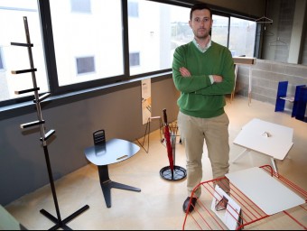 Ricard Mollón envoltat dels diferents mobles i auxiliars de disseny que ven ‘online'.  JUANMA RAMOS