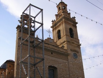 Bastida de la façana de l'església del poble. G. SANCHEZ