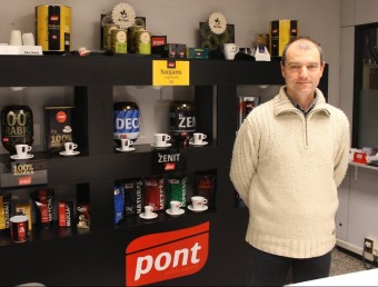 El director general de Cafès Pont, Raül Pont, a la sala on tenen exposats tots els productes a la seu de Sabadell.  JORDI ALEMANY