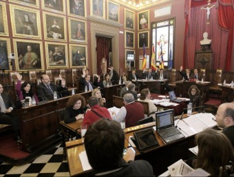 Un moment de la votació que es va fer ahir durant el ple municipal de l'Ajuntament de Palma EFE