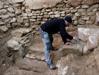 Un dels arqueòlegs TREBALLANT A L'EXCAVACIÓ J.C. LEÓN