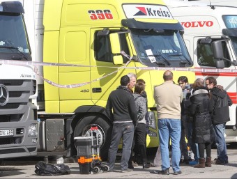 La comitiva judicial enregistra l'interrogatori d'un camioner davant dels camions precintats. JORDI RIBOT / ICONNA