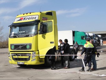 Els Mossos inspeccionen la cabina del camió que duia la víctima. JORDI RIBOT / ICONNA