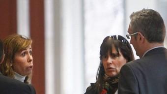 La líder del PP de Catalunya, Alícia Sánchez-Camacho, i l'exparella de Jordi Pujol Ferrussola, María Victoria Álvarez, el passat divendres a la Ciutat de la Justícia EFE