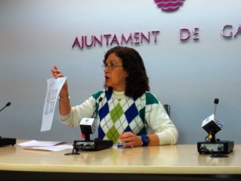 Anna garcñia mostra documents amb irregularitats pressupostàries. EL PUNT AVUI
