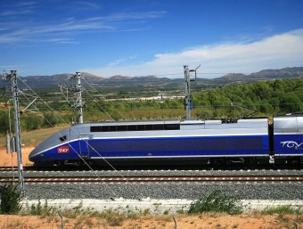 Un TGV circulant pel tram de línia d'alta velocitat entre Figueres i Perpinyà. MANEL LLADÓ