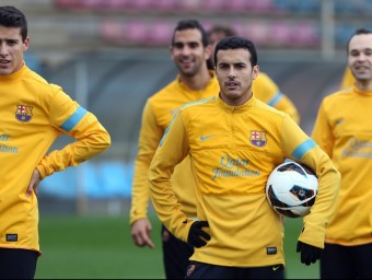 Pedro, atent a les evolucions de l'entrenament d'ahir a la ciutat esportiva FC BARCELONA