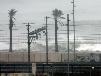 Les onades i les pluges d'aquest dimecres han afectat les vies de tren del Maresme, provocant problemes de circulació a Rodalies ACN