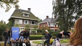 Uns joves es fotografien davant la casa d'una noia holandesa que va promocionar la seva festa d'aniversari a Facebook i va atraure milers de persones, que van causar aldarulls AFP
