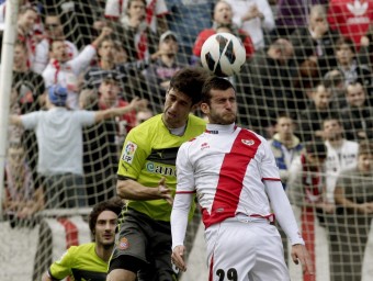 Juan Forlín, refusa una pilota de cap davant l'oposició del jugador del Rayo Leo Baptistao. EFE / VÍCTOR LERENA