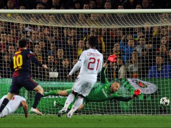Messi marca el segon gol que empatava l'eliminatòria lluny de l'estirada del porter del Milan. AFP