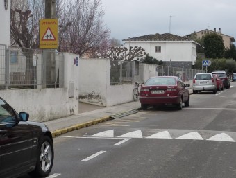 Accés de l'escola per l'avinguda de Girona , un vial que es reformarà perquè les voreres siguin més amples. R. E