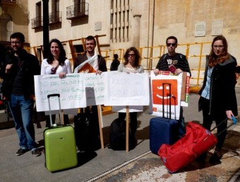 Concentració de joves a la plaça de Baix. EL PUNT AVUI